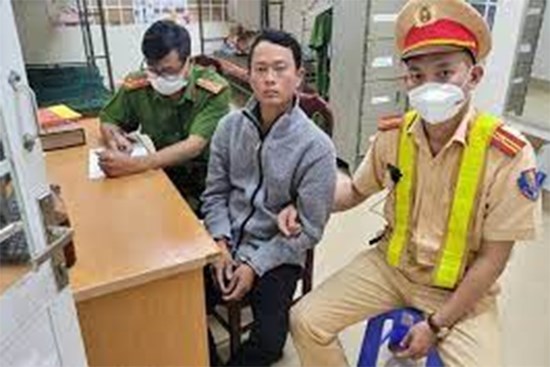 Phạt 15 năm tù kẻ nhiều lần giao cấu với con riêng 11 tuổi của vợ hờ