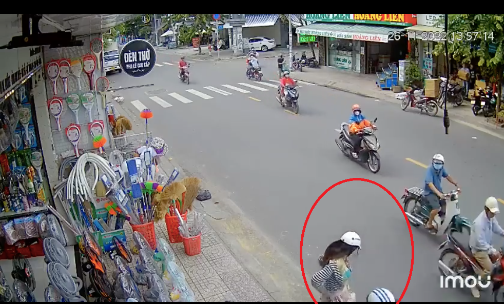 Tên cướp ngang nhiên giật túi xách của cô gái giữa đường gây phẫn nộ-2