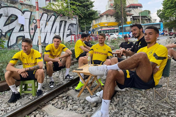 Nhiều cầu thủ Borussia Dortmund chụp ảnh ở cà phê đường tàu-1
