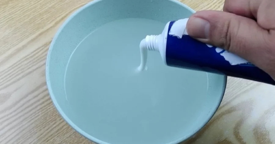 Hòa kem đánh răng với nước vo gạo: Việc đơn giản giúp giải quyết vấn đề nhà nào cũng gặp-1