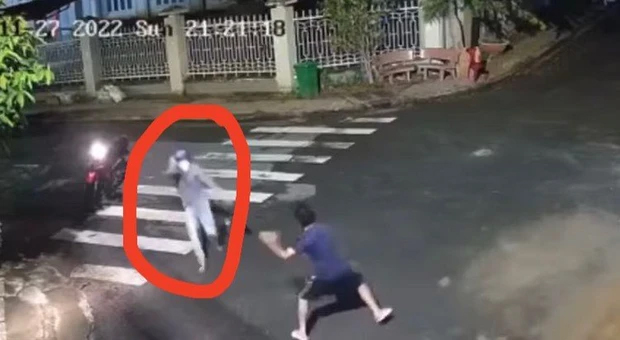 CLIP: Người phụ nữ bị tên cướp dùng dao cứa cổ trên đường phố Biên Hòa-1