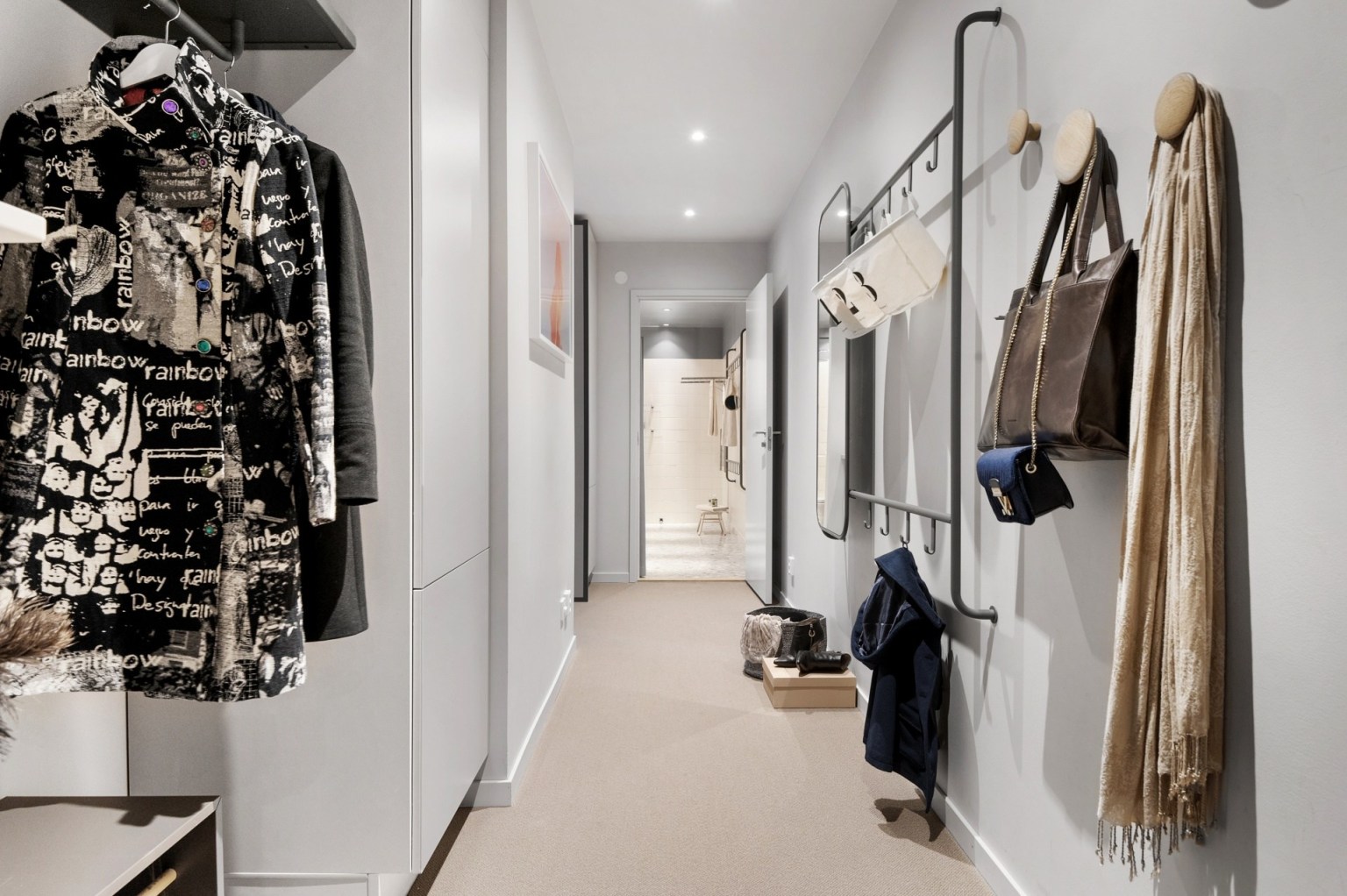 Căn hộ 54m2 ấn tượng với ban công nối từ phòng khách sang phòng ngủ-1