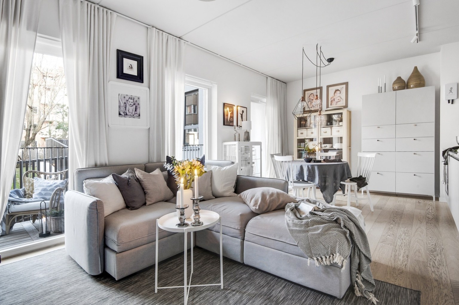 Căn hộ 54m2 ấn tượng với ban công nối từ phòng khách sang phòng ngủ-2