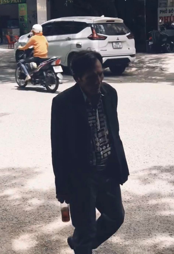 Ngồi bệt ở chân cầu vượt, Thương Tín đang ổn hay bất ổn?-3