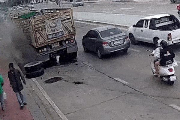 Lốp xe tải văng ra đường rồi bất ngờ phát nổ như bom