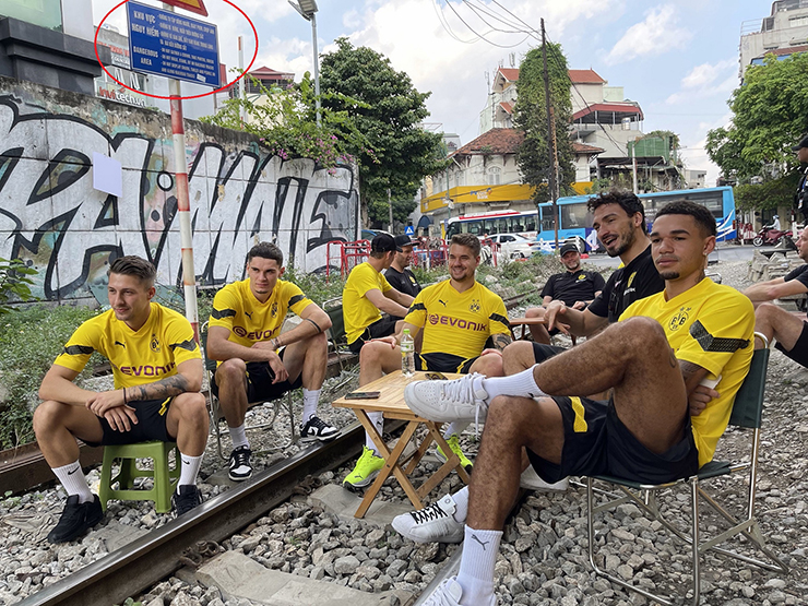 Vụ nhiều cầu thủ Dortmund ngồi cà phê đường tàu: Sẽ xử phạt quán cà phê-1