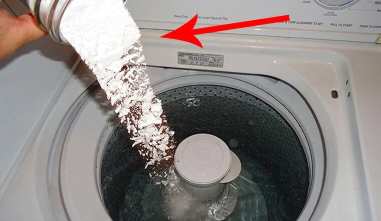 Giặt quần áo bỏ bột giặt là chưa đủ: Thả thêm thứ này quần áo hết sạch vết ố vàng, phẳng lì như mới-1