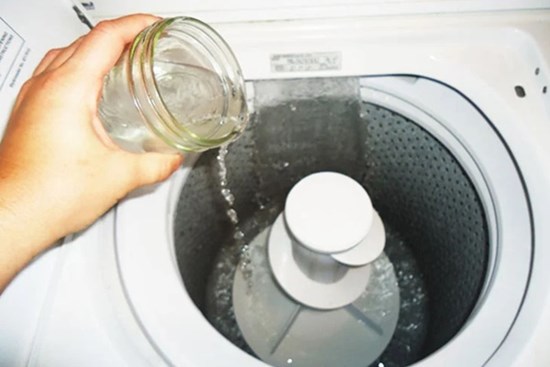 Giặt quần áo bỏ bột giặt là chưa đủ: Thả thêm thứ này quần áo hết sạch vết ố vàng, phẳng lì như mới