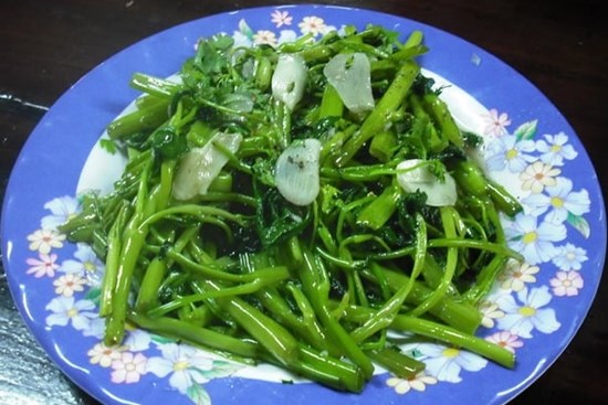 Rau muống xào tỏi dễ bị thâm đen: Cho thêm 1 thìa này vào, rau xanh mướt, giòn ngon hơn hẳn