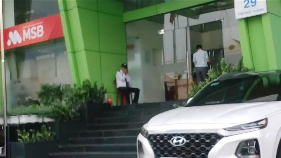 Vụ ép khách vay tiền mua bảo hiểm: Yêu cầu các ngân hàng xử lý nghiêm-1