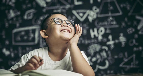 Trẻ có não phải phát triển sẽ có 3 biểu hiện này, cha mẹ biết sớm để rèn luyện con-1