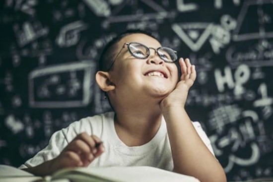 Trẻ có não phải phát triển sẽ có 3 biểu hiện này, cha mẹ biết sớm để rèn luyện con