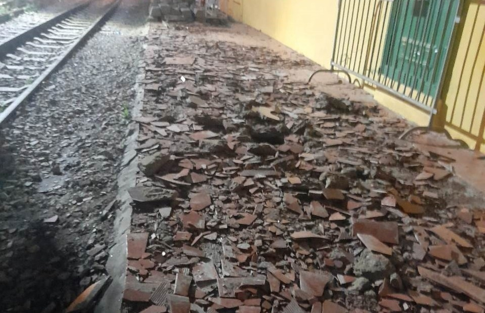 Đóng cửa, rào chắn quán cà phê cầu thủ Borussia Dortmund ngồi chụp ảnh-2