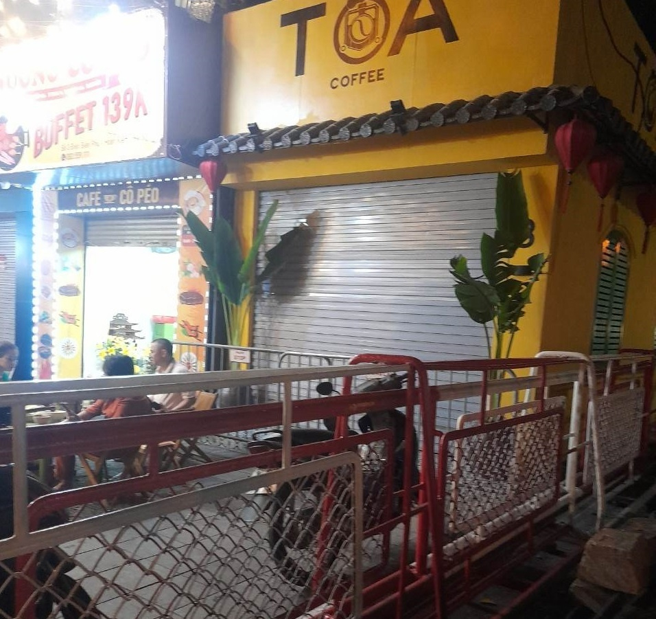 Đóng cửa, rào chắn quán cà phê cầu thủ Borussia Dortmund ngồi chụp ảnh-1