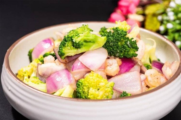 Người đàn ông 35 tuổi kiên quyết ăn hành sống mỗi ngày để chống lại khối u và đây là câu trả lời sau 3 tháng-1