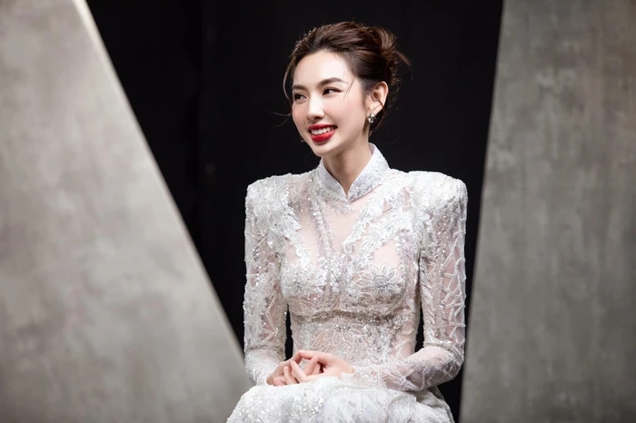 Hoa hậu Thùy Tiên thuần thiết trong áo dài trắng, fan bình luận: Đi thi hoa hậu tiếp đi chị-1