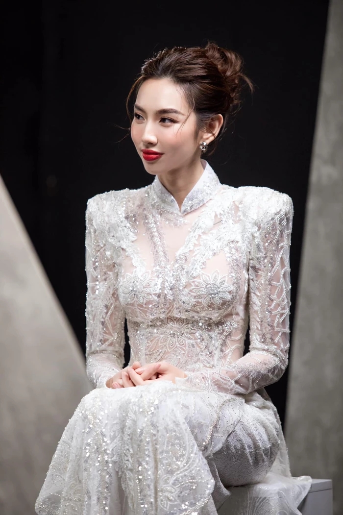 Hoa hậu Thùy Tiên thuần thiết trong áo dài trắng, fan bình luận: Đi thi hoa hậu tiếp đi chị-2