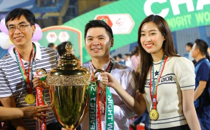 Hai lần ra sân cổ vũ bóng đá, Đỗ Mỹ Linh diện đồ đơn giản hơn nửa tỷ đồng-7