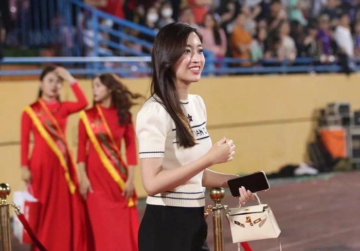 Hai lần ra sân cổ vũ bóng đá, Đỗ Mỹ Linh diện đồ đơn giản hơn nửa tỷ đồng-6