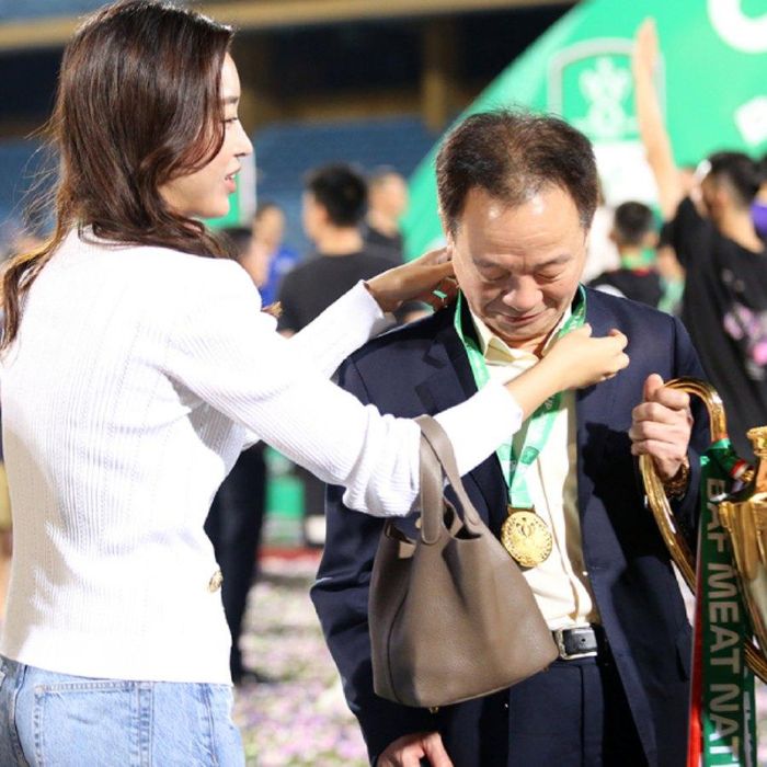 Hai lần ra sân cổ vũ bóng đá, Đỗ Mỹ Linh diện đồ đơn giản hơn nửa tỷ đồng-4