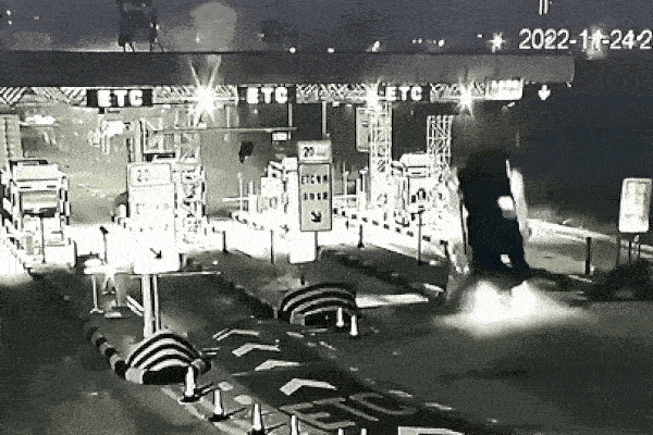 Ô tô đâm vào dải phân cách, bay vọt lên không trước trạm thu phí