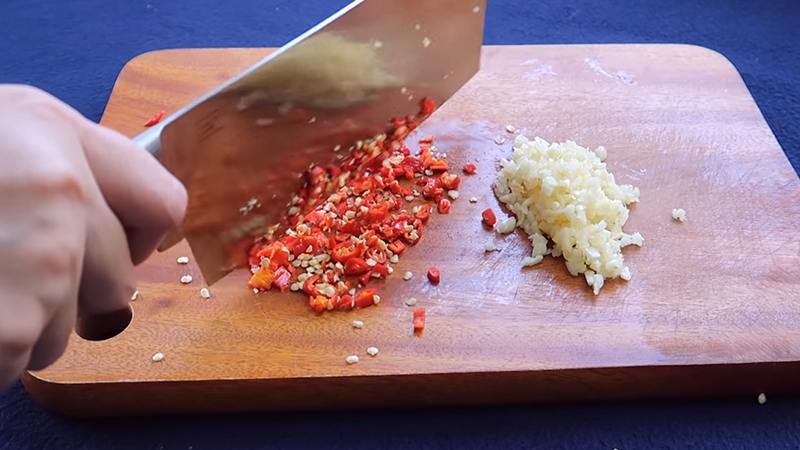 Tự làm tóp mỡ xóc mắm tỏi ớt để nhâm nhi khi xem World Cup-3