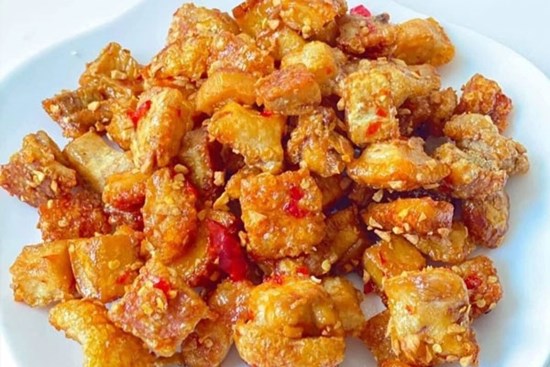 Tự làm tóp mỡ xóc mắm tỏi ớt để nhâm nhi khi xem World Cup