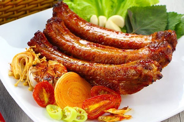 Sườn nướng muối ớt nóng hổi - món ăn ngon mùa lạnh ai thấy cũng thèm-4