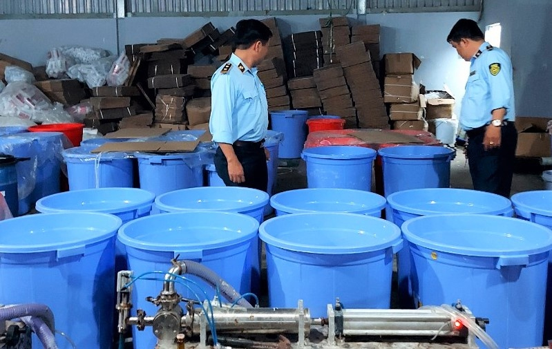 Sản xuất dầu gội X-men, Romano, Clear, Pantene giả bằng xô chậu-3