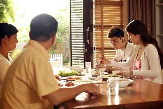 Lần đầu đến nhà bạn trai, lúc về mẹ anh đốt giấy đuổi vía, tôi cười khẩy nhắn tin chia tay