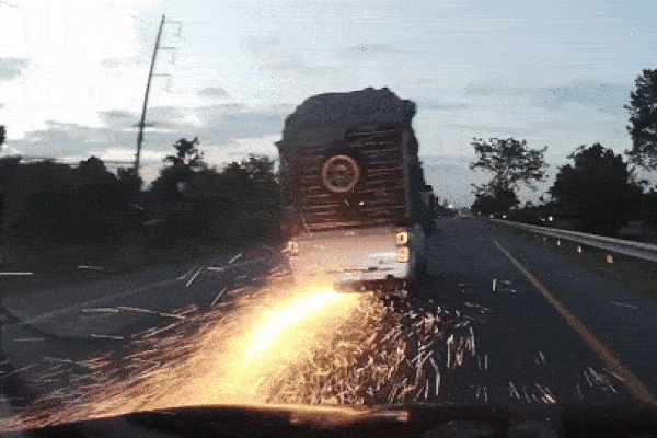 Khoảnh khắc xe bán tải nổ lốp, lửa bắn tung tóe trên đường