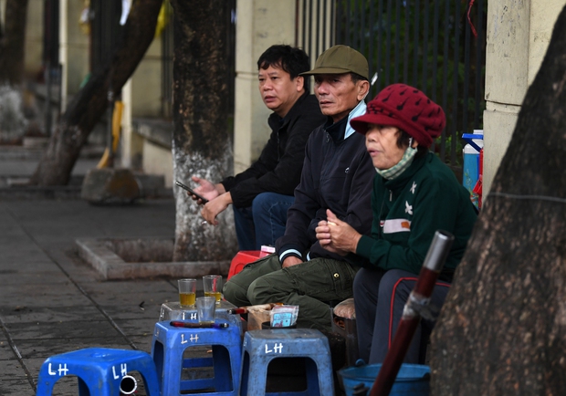 Sáng nay, người dân Thủ đô đón cái rét chính thức sau nhiều ngày chờ đợi-4