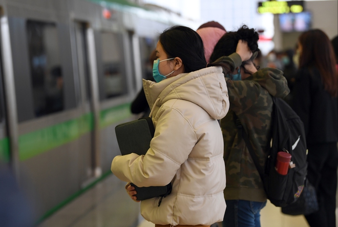 Sáng nay, người dân Thủ đô đón cái rét chính thức sau nhiều ngày chờ đợi-13