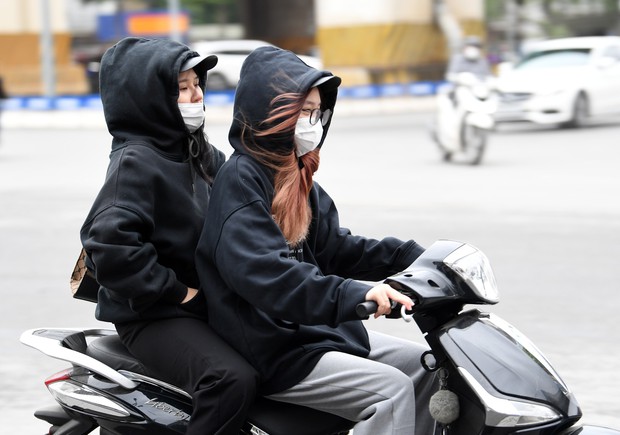 Sáng nay, người dân Thủ đô đón cái rét chính thức sau nhiều ngày chờ đợi-15