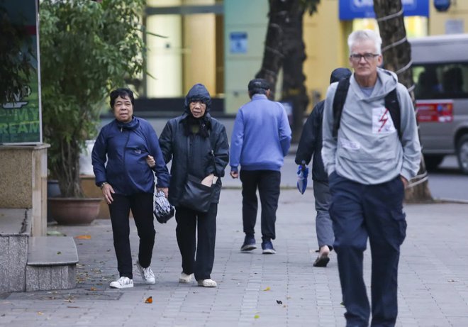 Sáng nay, người dân Thủ đô đón cái rét chính thức sau nhiều ngày chờ đợi-17