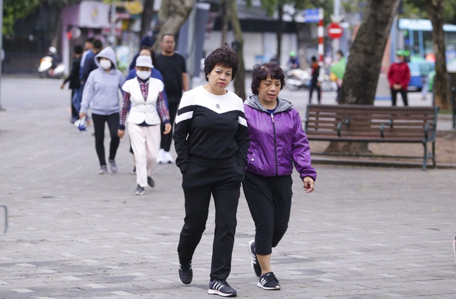 Sáng nay, người dân Thủ đô đón cái rét chính thức sau nhiều ngày chờ đợi-18