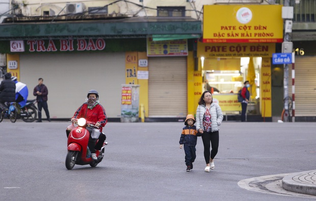 Sáng nay, người dân Thủ đô đón cái rét chính thức sau nhiều ngày chờ đợi-19