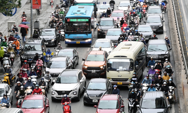 Sáng nay, người dân Thủ đô đón cái rét chính thức sau nhiều ngày chờ đợi-9