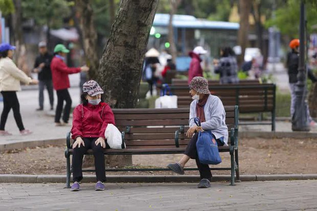 Sáng nay, người dân Thủ đô đón cái rét chính thức sau nhiều ngày chờ đợi-23