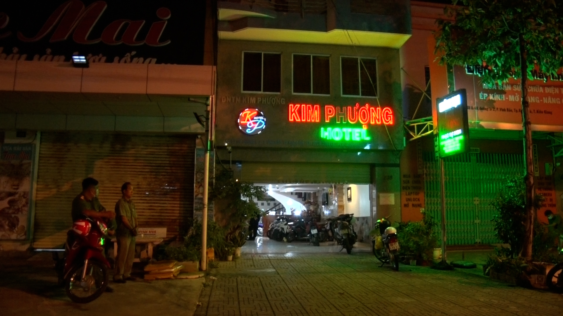 Clip: Bắt quả tang nhiều chân dài dùng ma túy ở khách sạn-2