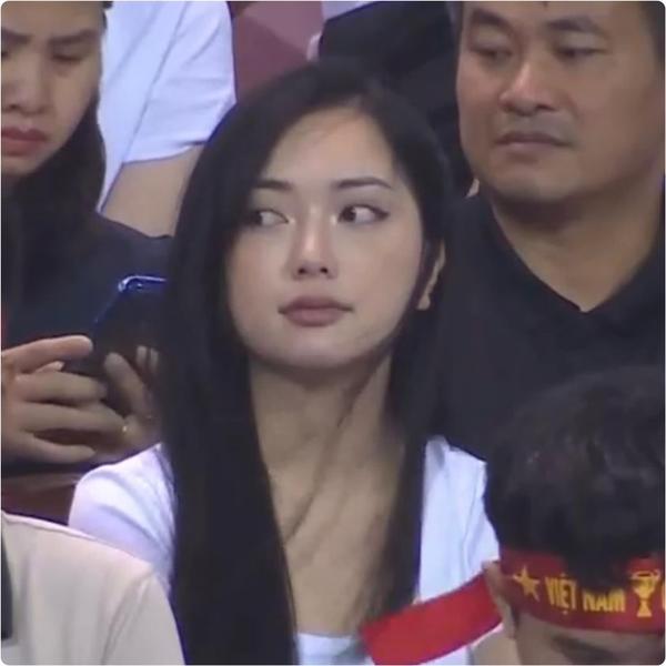 Vợ Đức Chinh bị chụp lén khi đi xem bóng, nhan sắc cực ĐỈNH-2