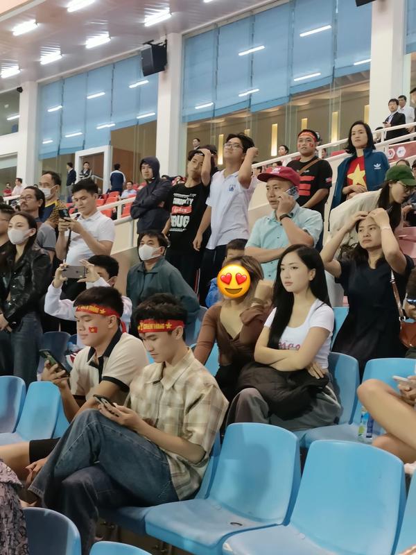 Vợ Đức Chinh bị chụp lén khi đi xem bóng, nhan sắc cực ĐỈNH-3