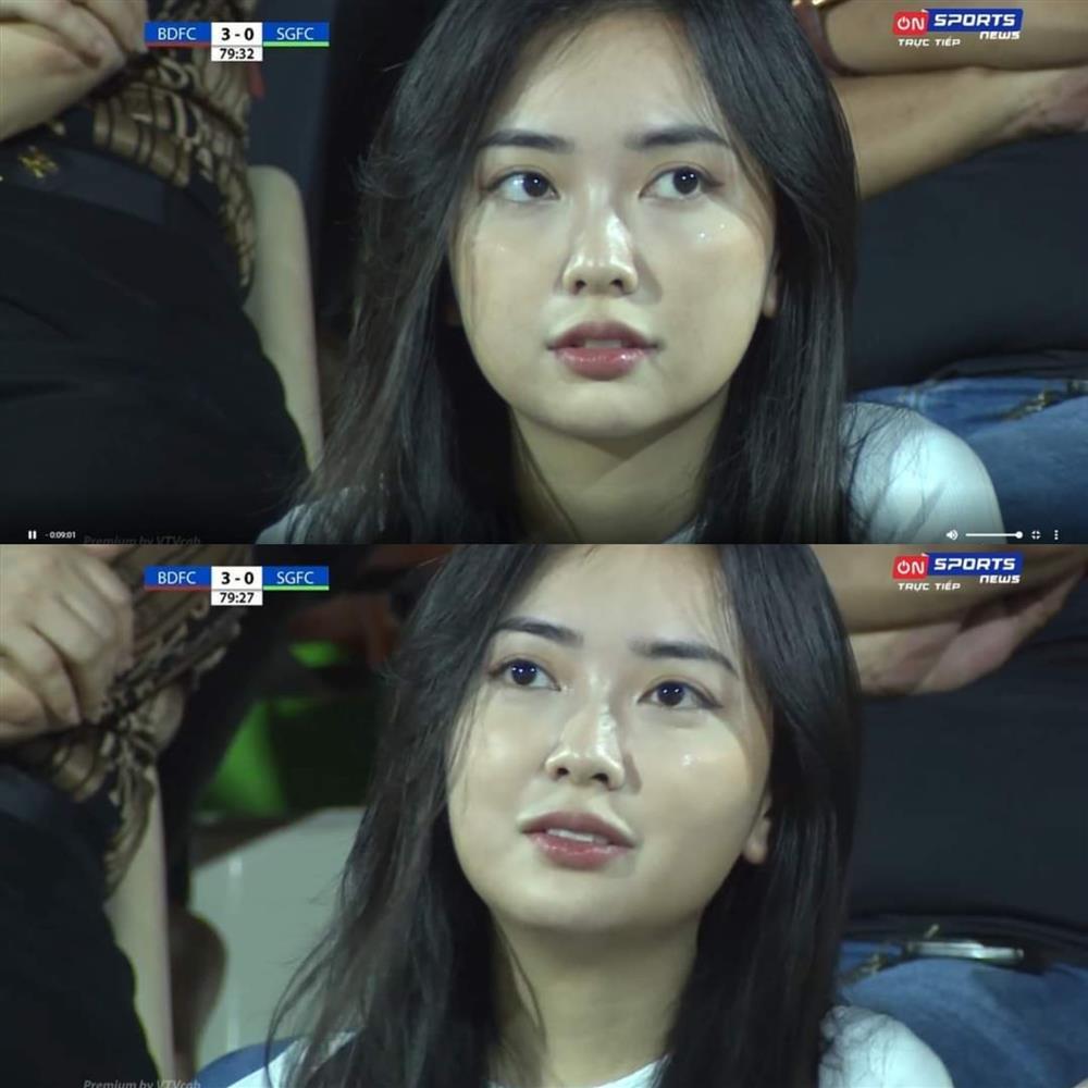 Vợ Đức Chinh bị chụp lén khi đi xem bóng, nhan sắc cực ĐỈNH-6