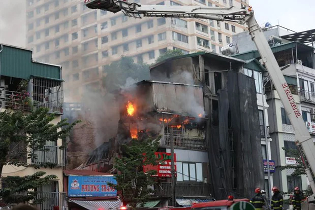 Hà Nội: Cháy lớn ở phố Minh Khai, không ghi nhận thiệt hại về người-1