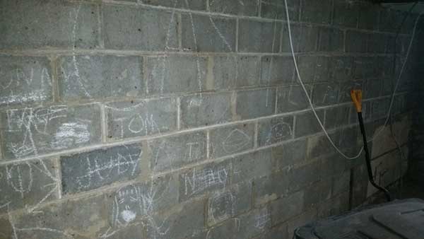 Hy hữu: Cặp vợ chồng vô tình tìm thấy vali tiền gần 1 tỷ khi đang sửa nhà-1