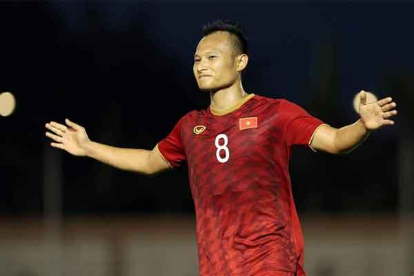 Trọng Hoàng và vợ bên nhau bình yên, ngày chồng từ giã ĐTQG vợ nói một câu ấm lòng-6