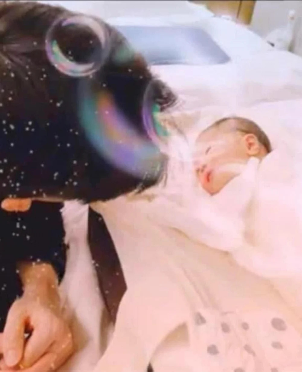 Hé lộ loạt ảnh đầu tiên của quý tử nhà Hyun Bin - Son Ye Jin?-2