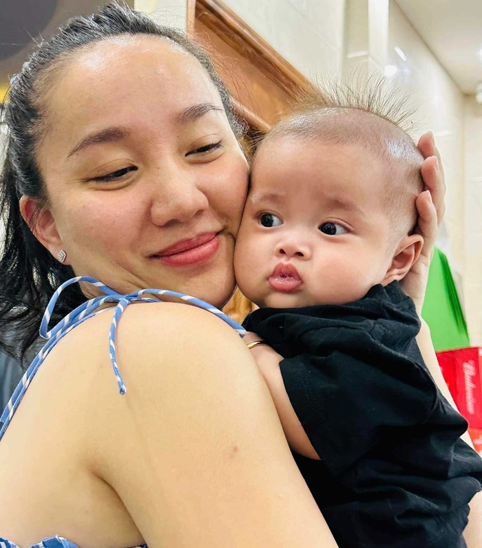 Vợ Lê Dương Bảo Lâm mặc đồ bộ 35K nhưng mạnh tay sắm đồ cho con trai mới sinh với giá hú hồn-2