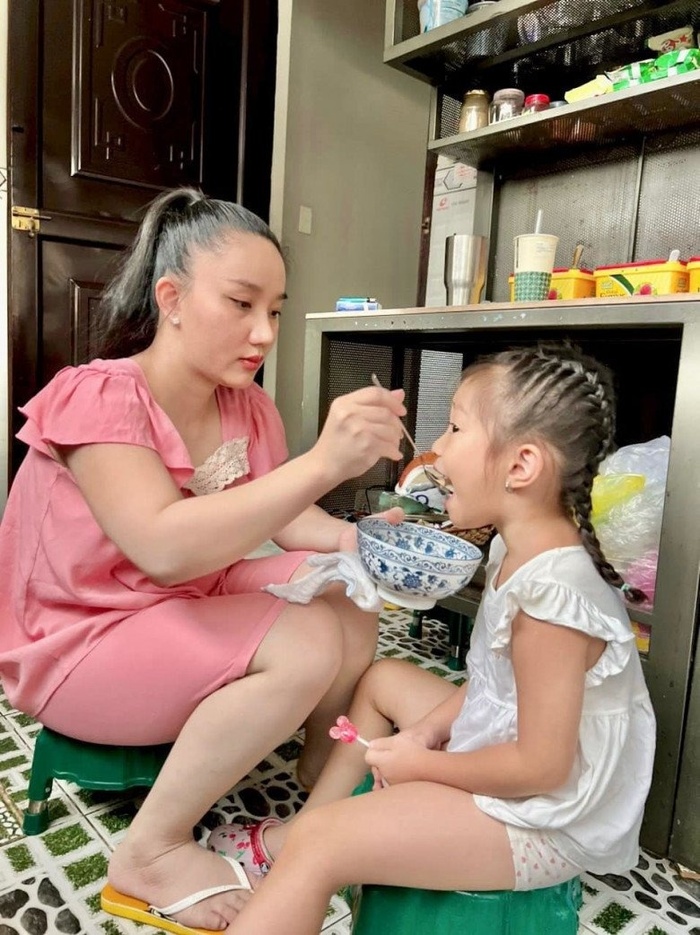 Vợ Lê Dương Bảo Lâm mặc đồ bộ 35K nhưng mạnh tay sắm đồ cho con trai mới sinh với giá hú hồn-4