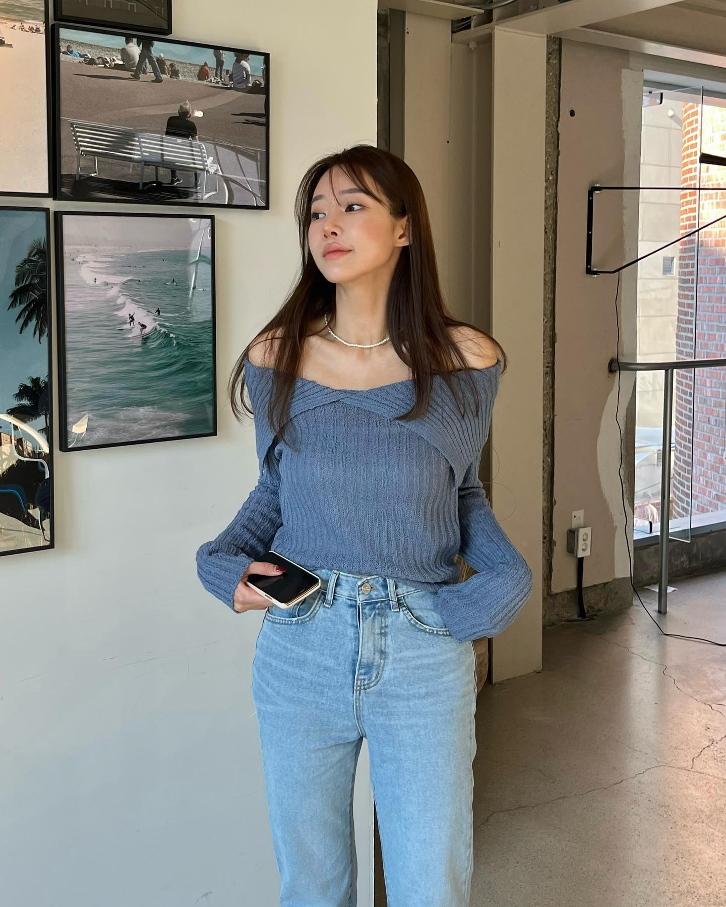 10 cách kết hợp áo len với quần jeans tươi trẻ, sành điệu-5